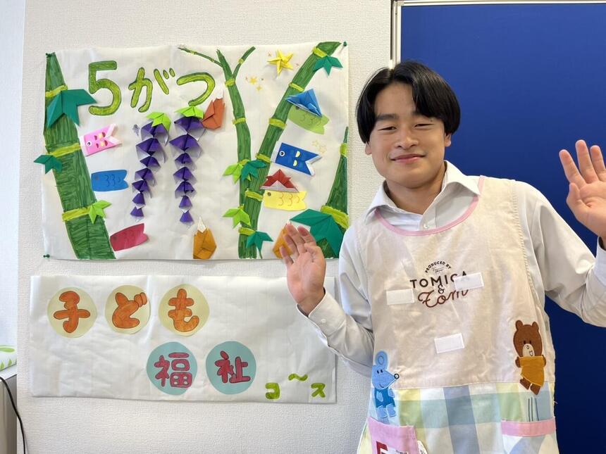 コース授業時に生徒が実習時に着るエプロンを着て写っている写真