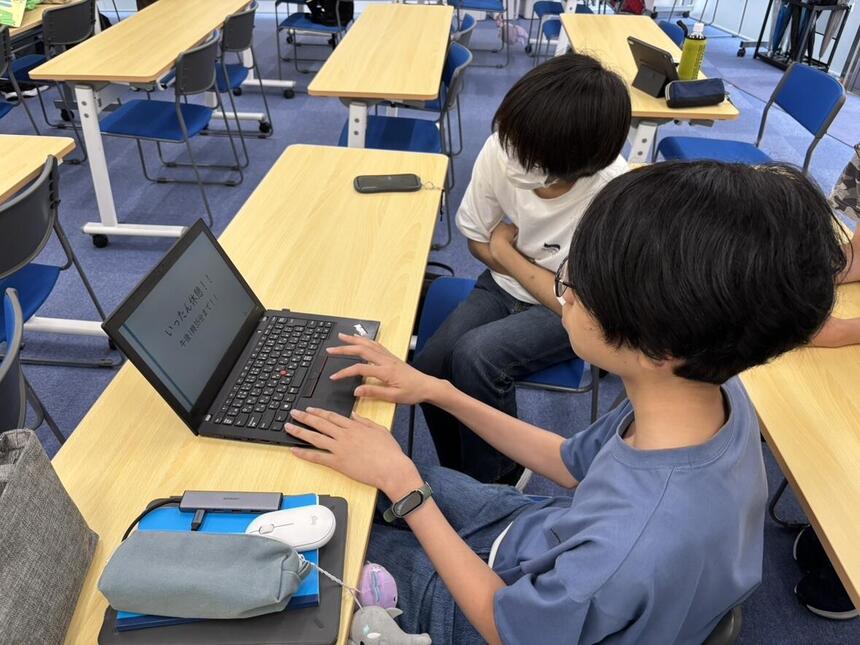 ゲーム担当の生徒がプレゼン資料の制作に励んでいる様子