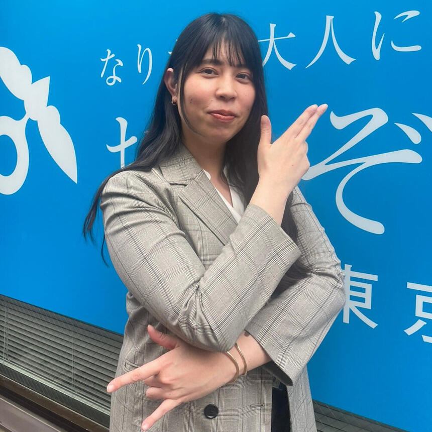 笑顔の女性教員