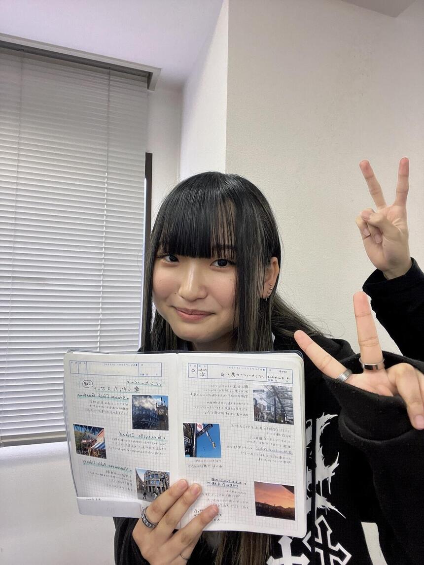 ノートを持った女子高生