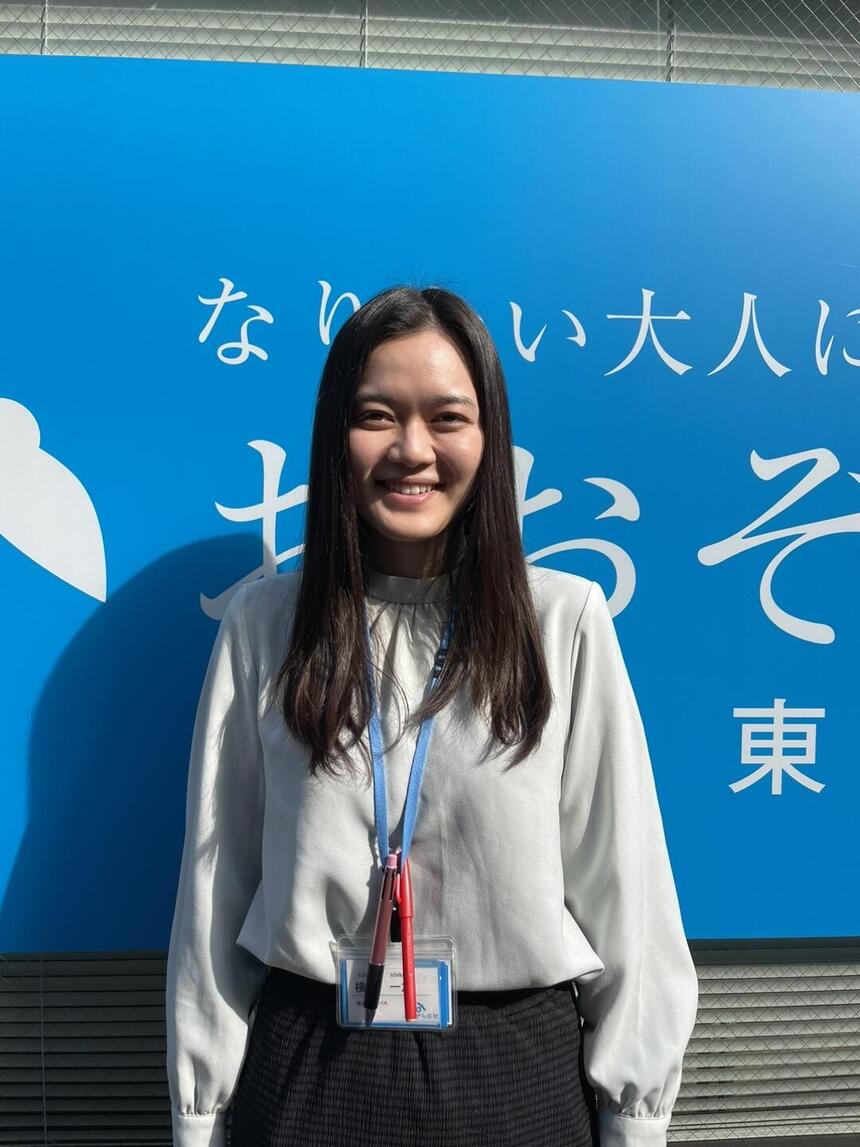笑顔の女性教員