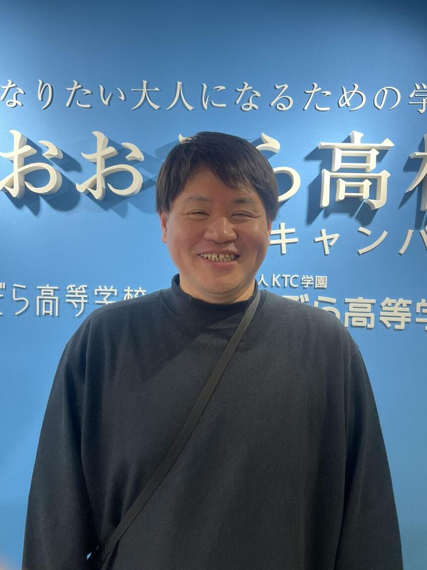 笑顔の男性教員