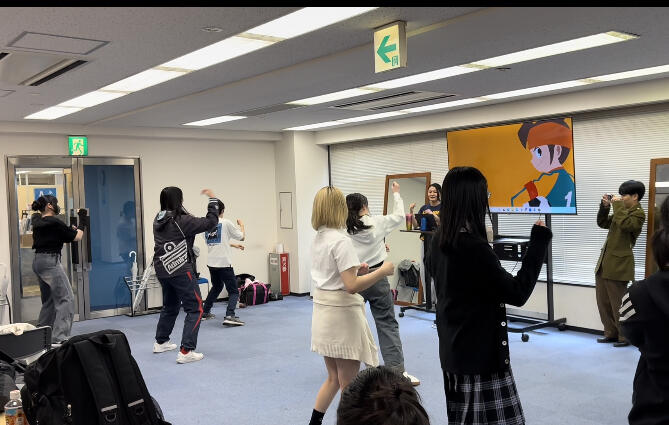 ダンスを踊る高校生