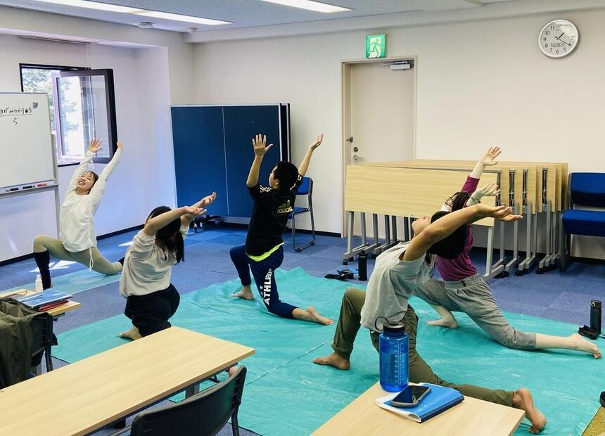 ヨガをする高校生たち
