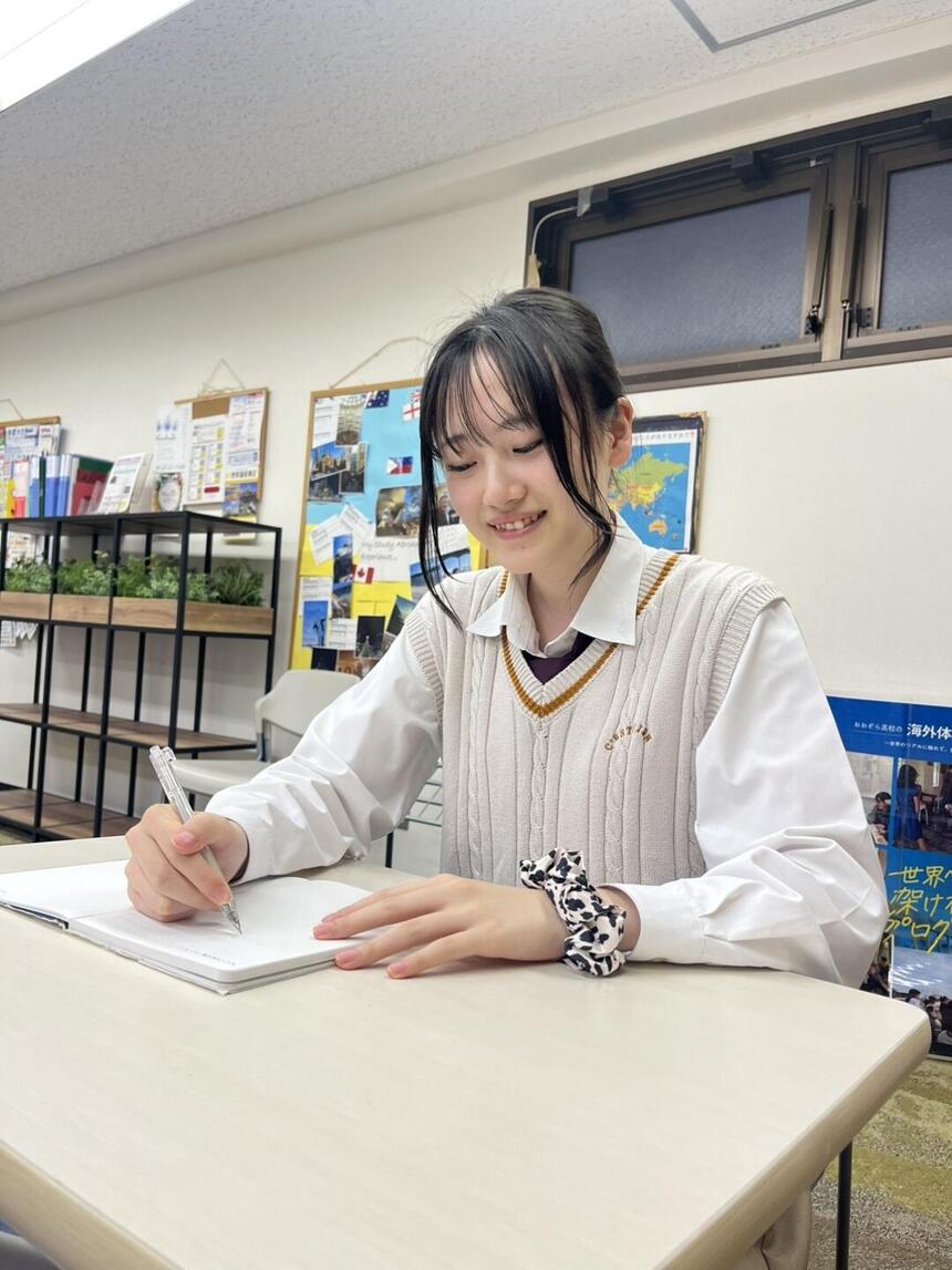 勉強中の女子高校生
