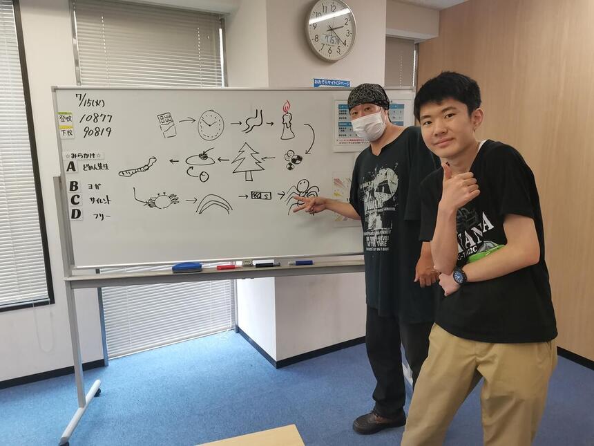 笑顔の講師と男子高校生
