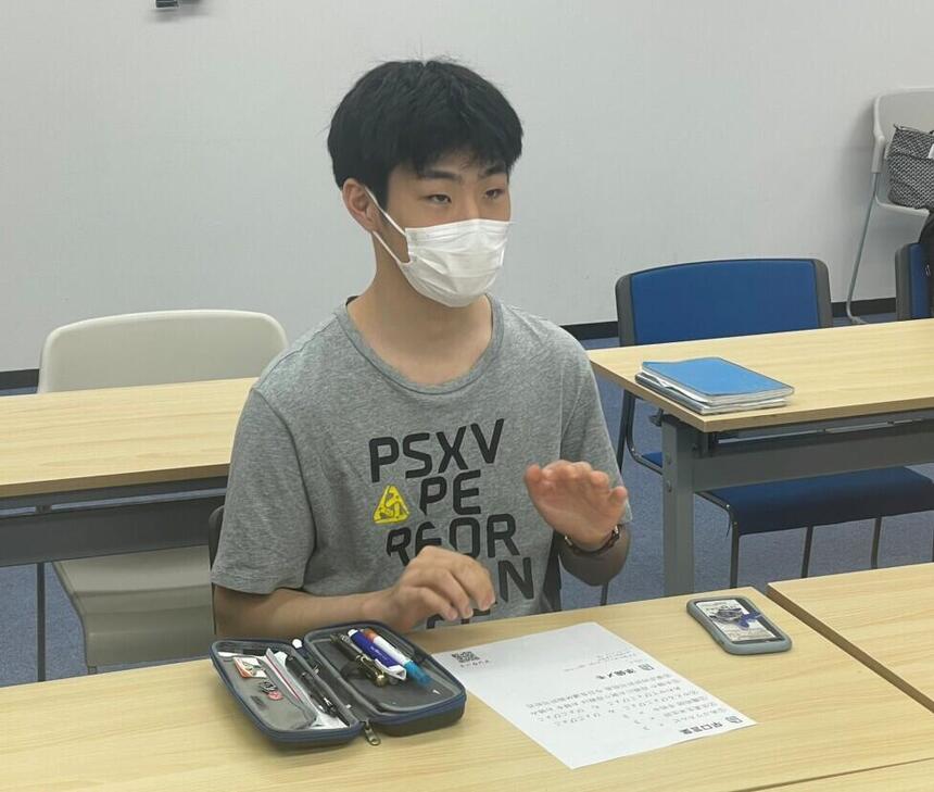 真剣に授業を受ける高校生