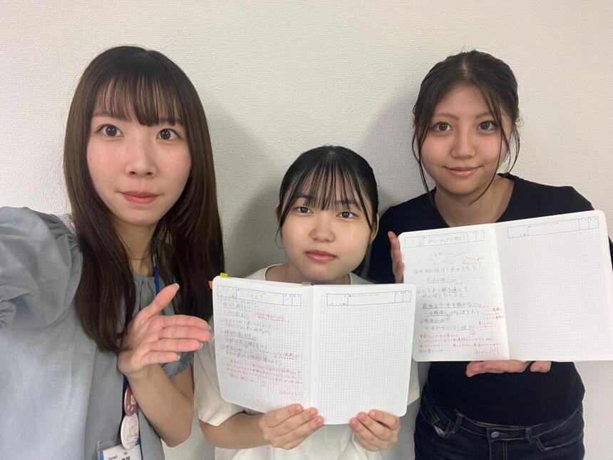 笑顔の生徒と教員