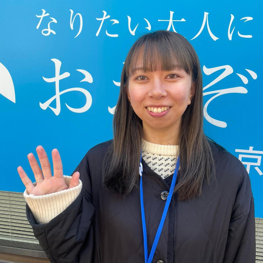 笑顔の女性教員