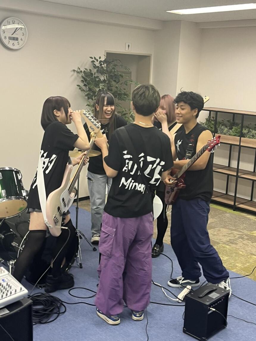 バンド演奏をする高校生たち
