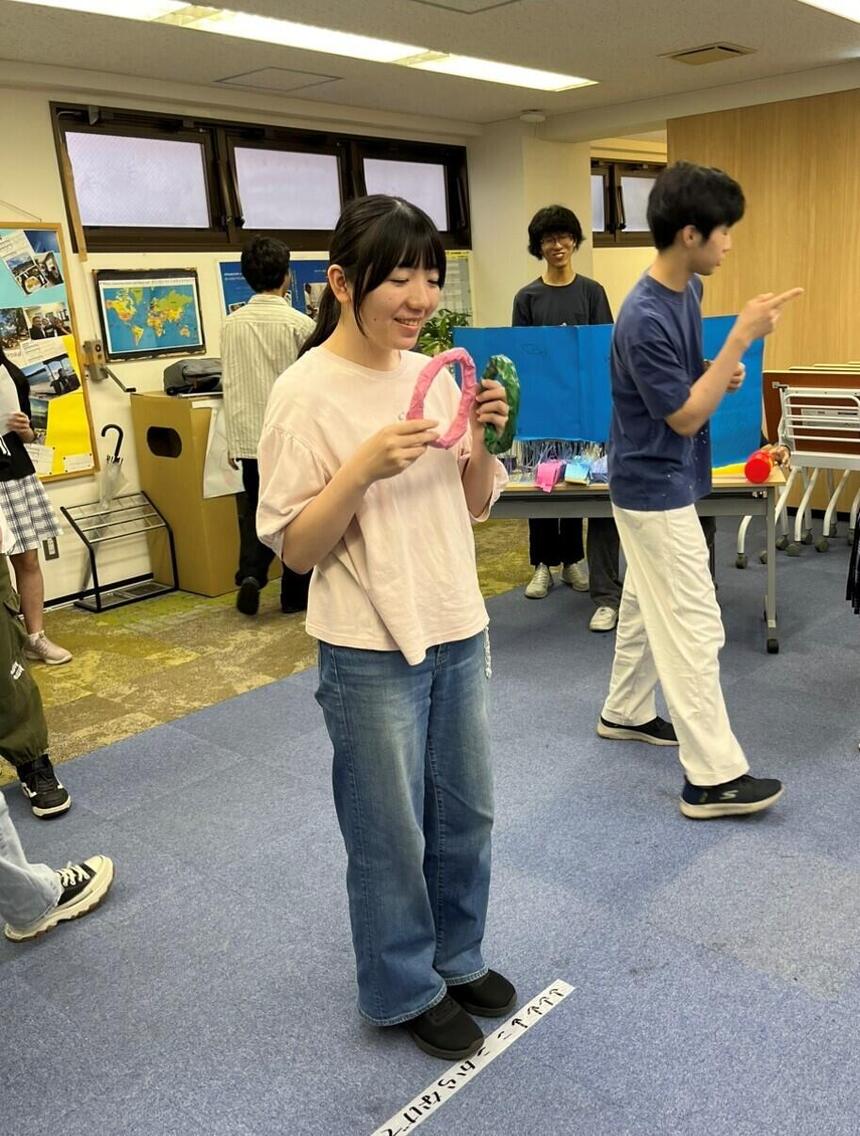 手作り輪投げを投げる生徒