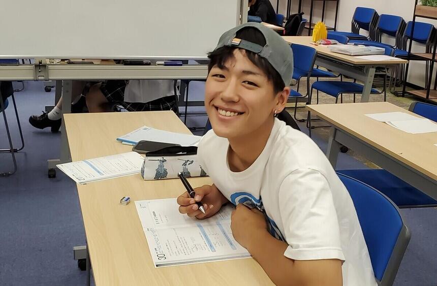 笑顔の男子高校生
