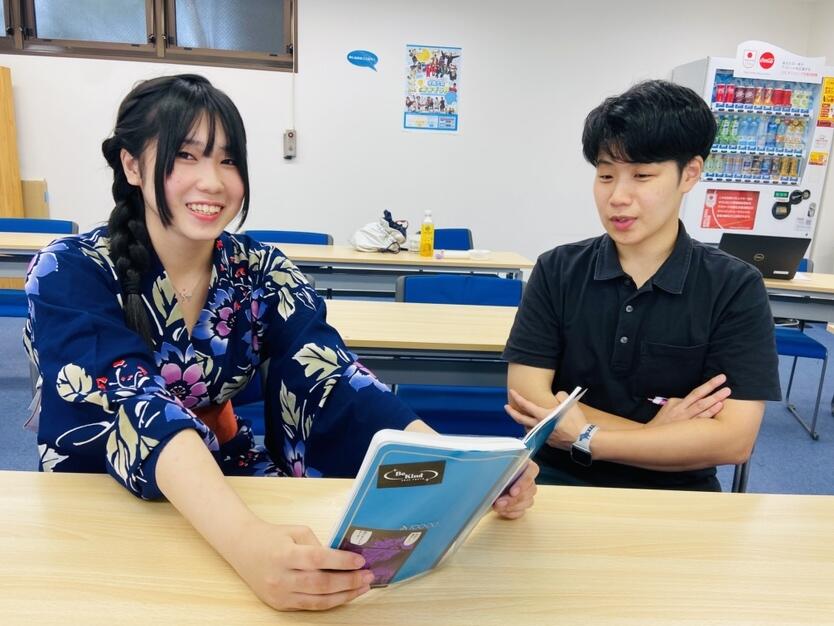 笑顔の女子高生と教員