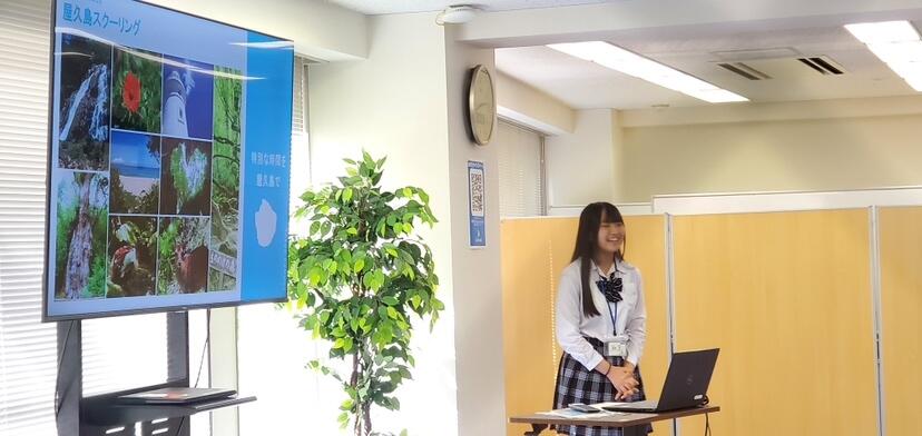 学校説明をする高校生