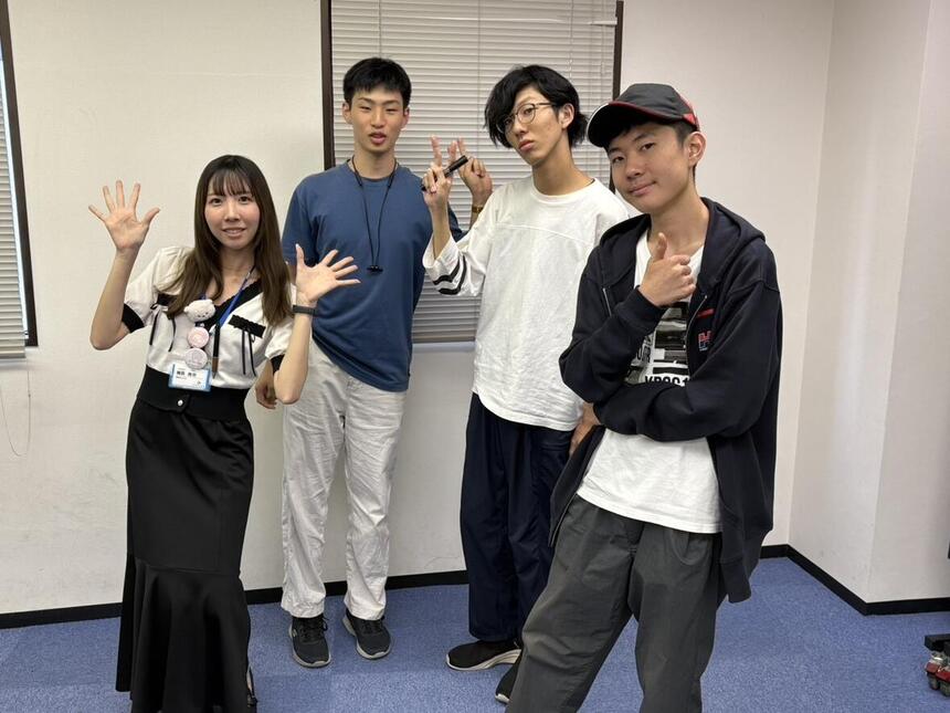 笑顔の高校生と職員