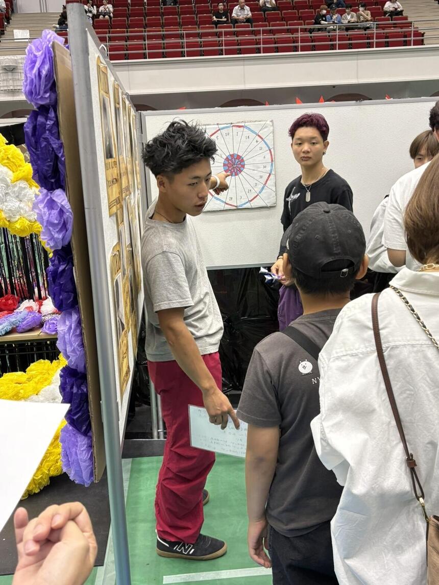 文化祭に参加する男子高校生