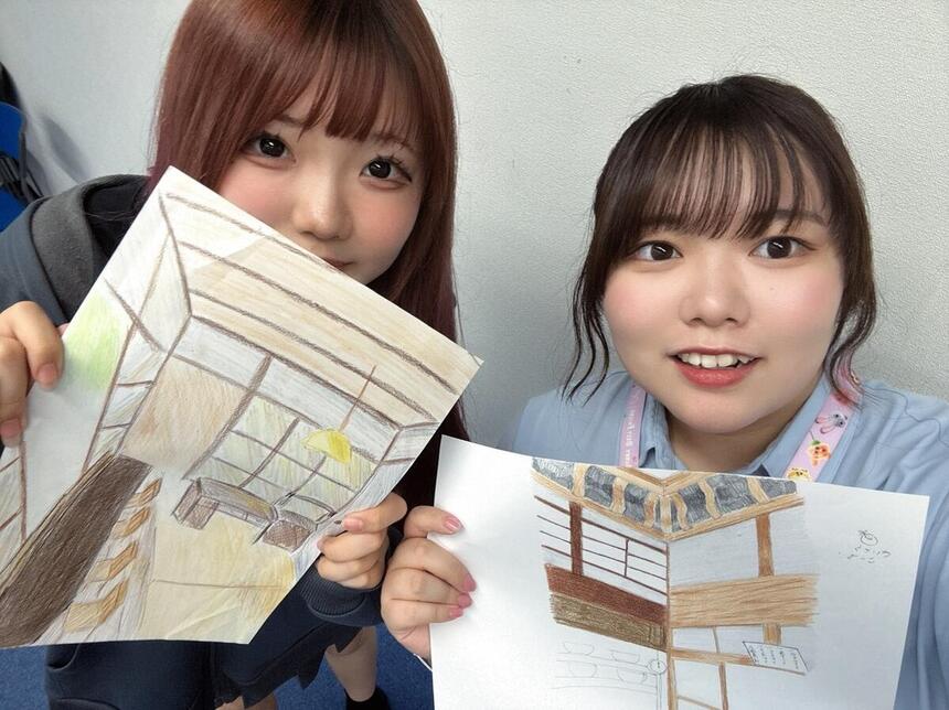 笑顔の生徒と教員