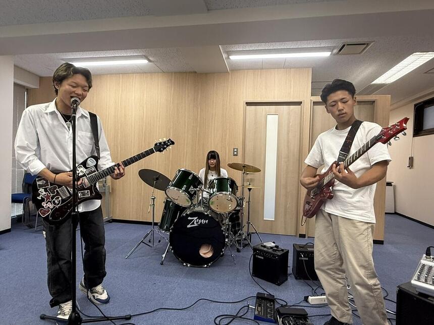 バンド演奏をする高校生たち