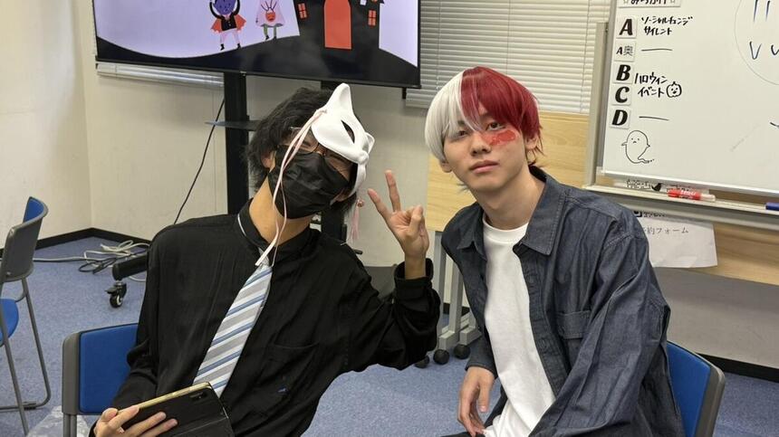 仮装する高校生たち