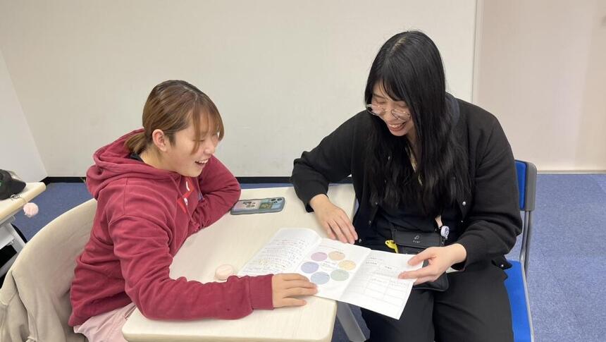 談笑する生徒と教員