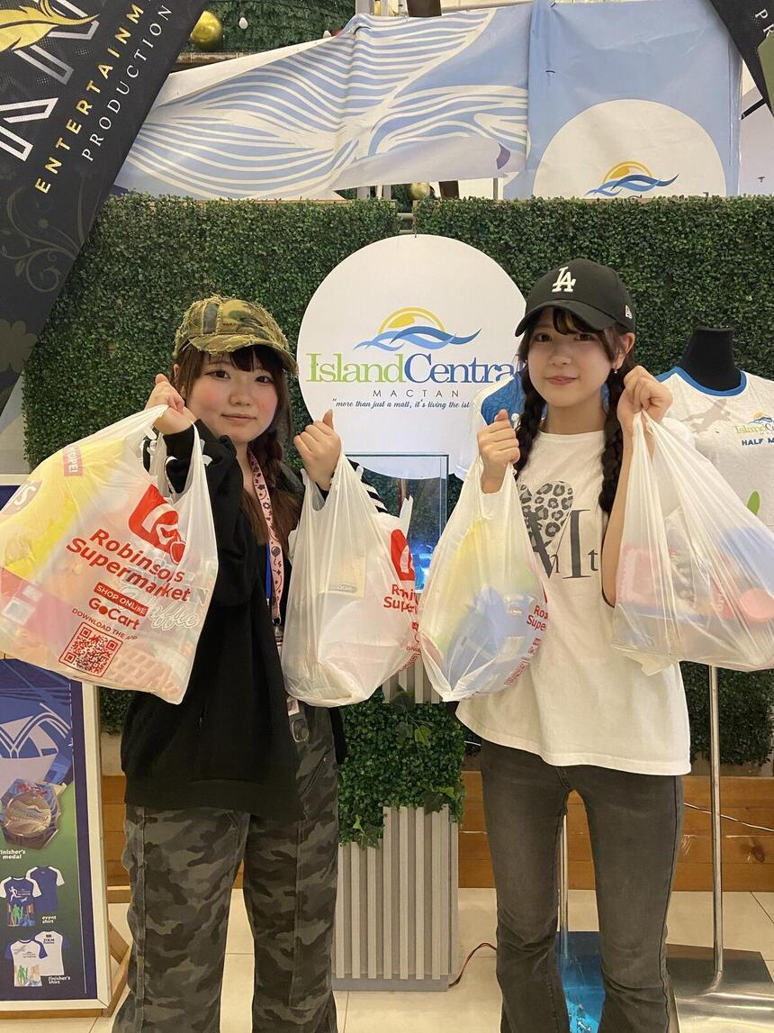 留学先で笑顔の高校生