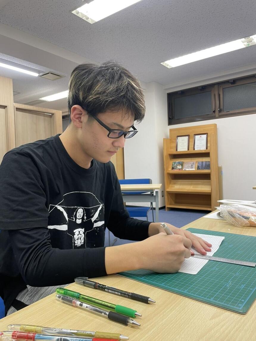 家具製作をする高校生