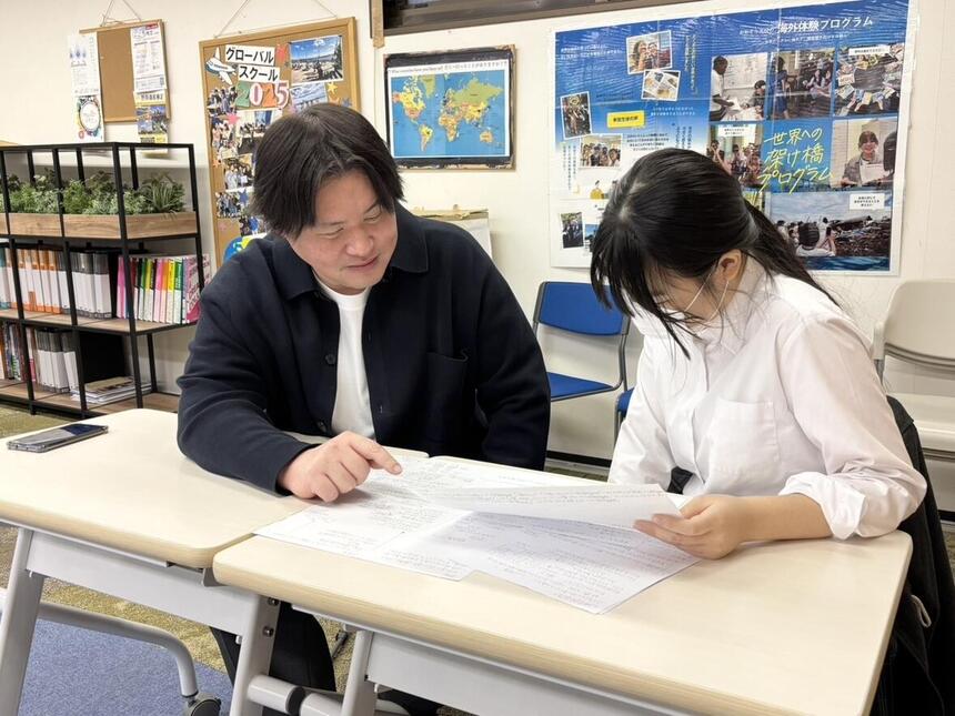 進路指導中の教員と生徒