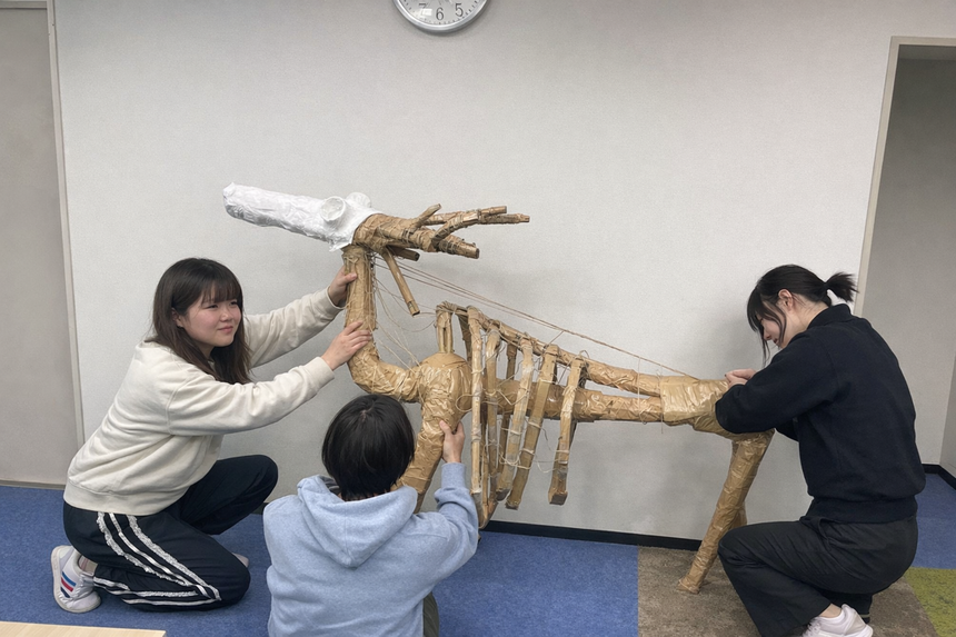 美術作品を作る生徒とコーチ