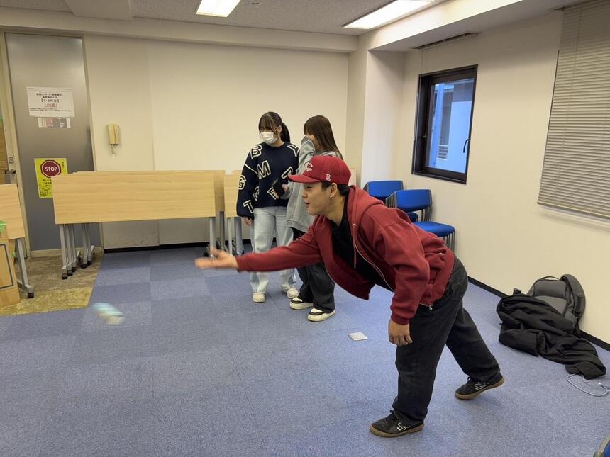 モルックをする高校生