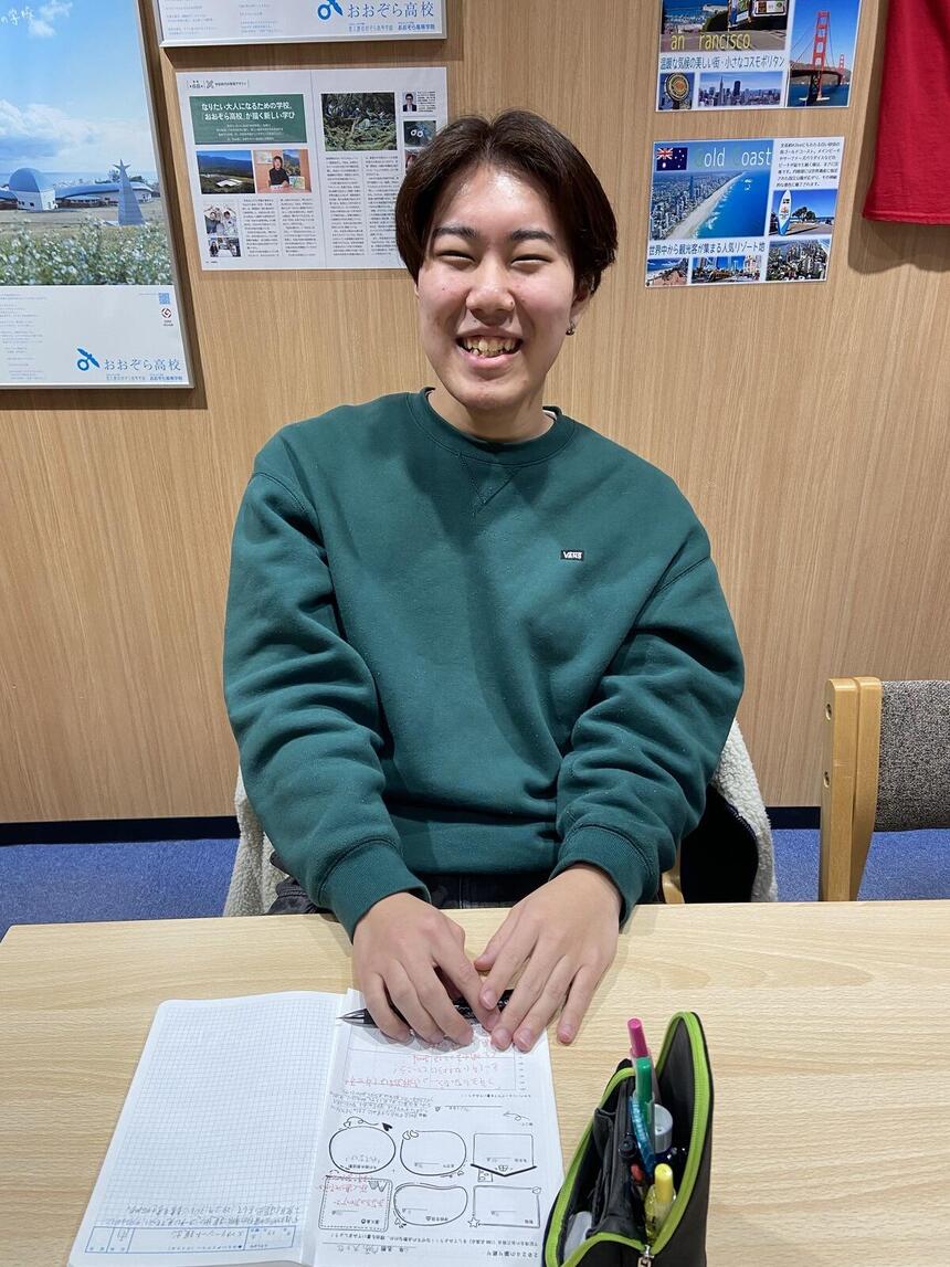 笑顔の男子高校生