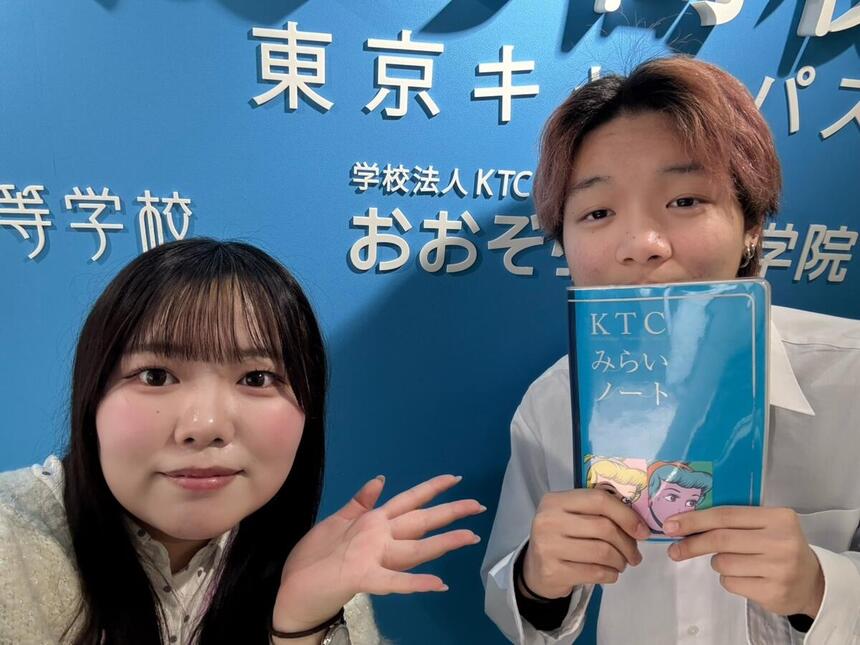 笑顔の生徒と教員