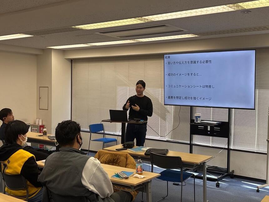 大学生と一緒に授業を受ける高校生たち