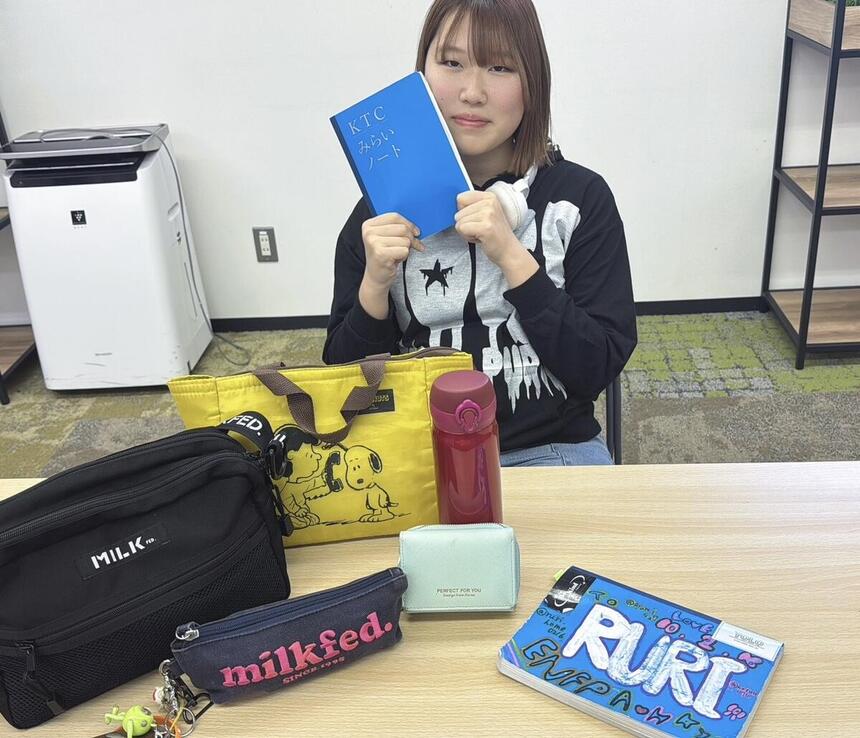 持ち物紹介をする高校生