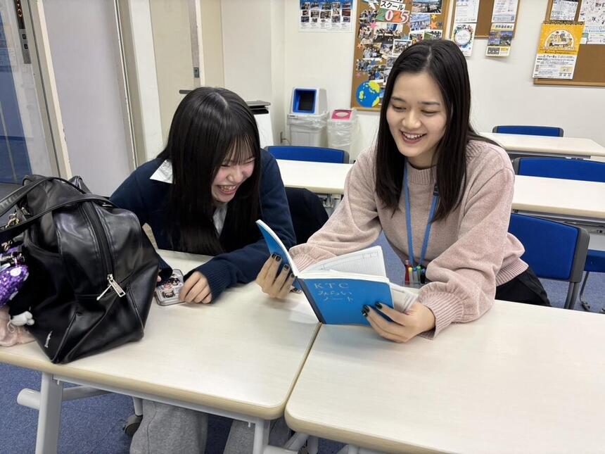 マイコーチ®と談笑する女子高生