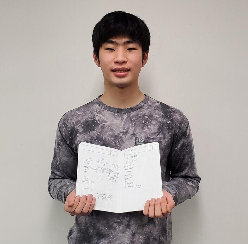 ノートを持った男子高校生