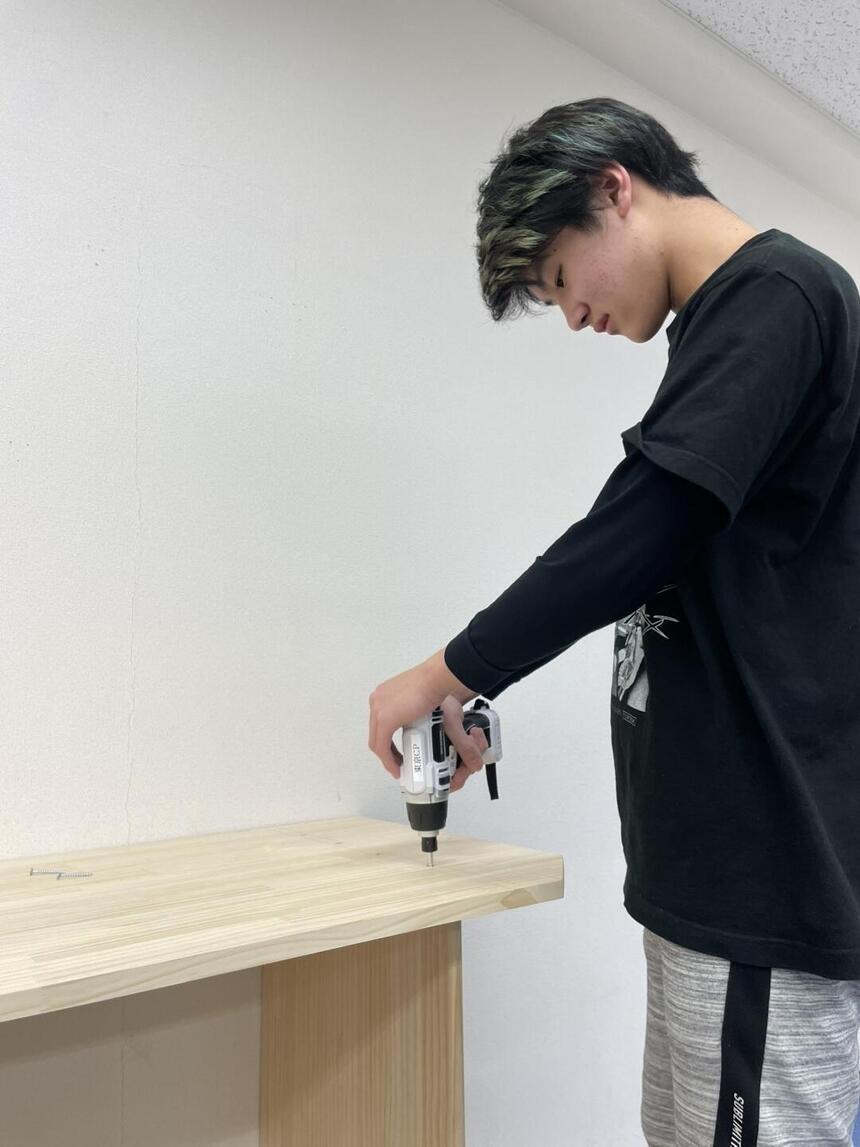 家具を製作する高校生