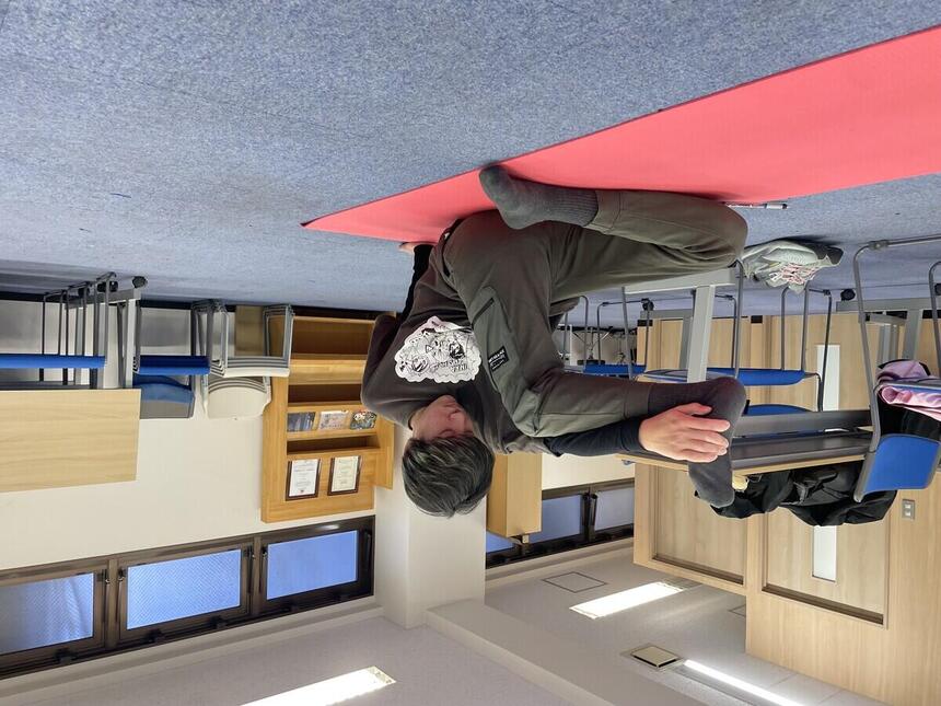 ヨガをする高校生