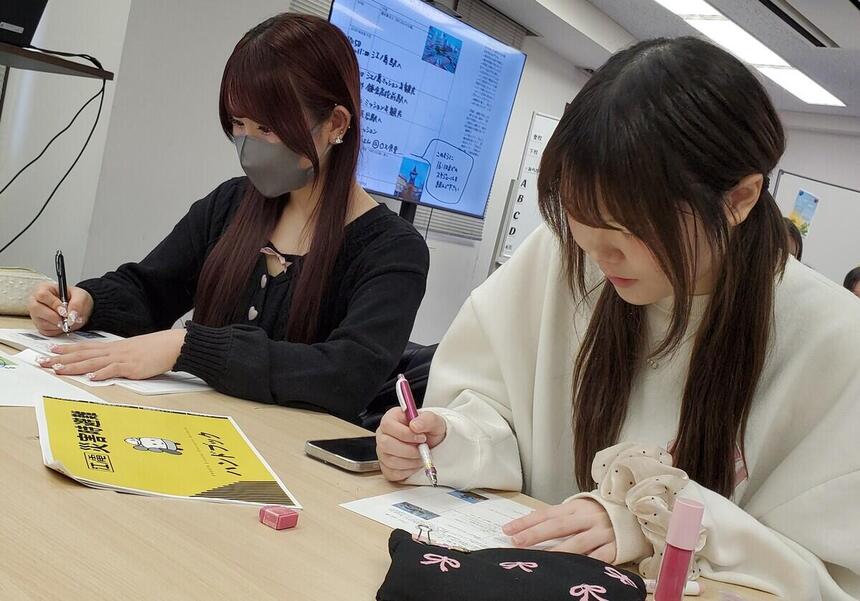 集中して学習に取り組む高校生