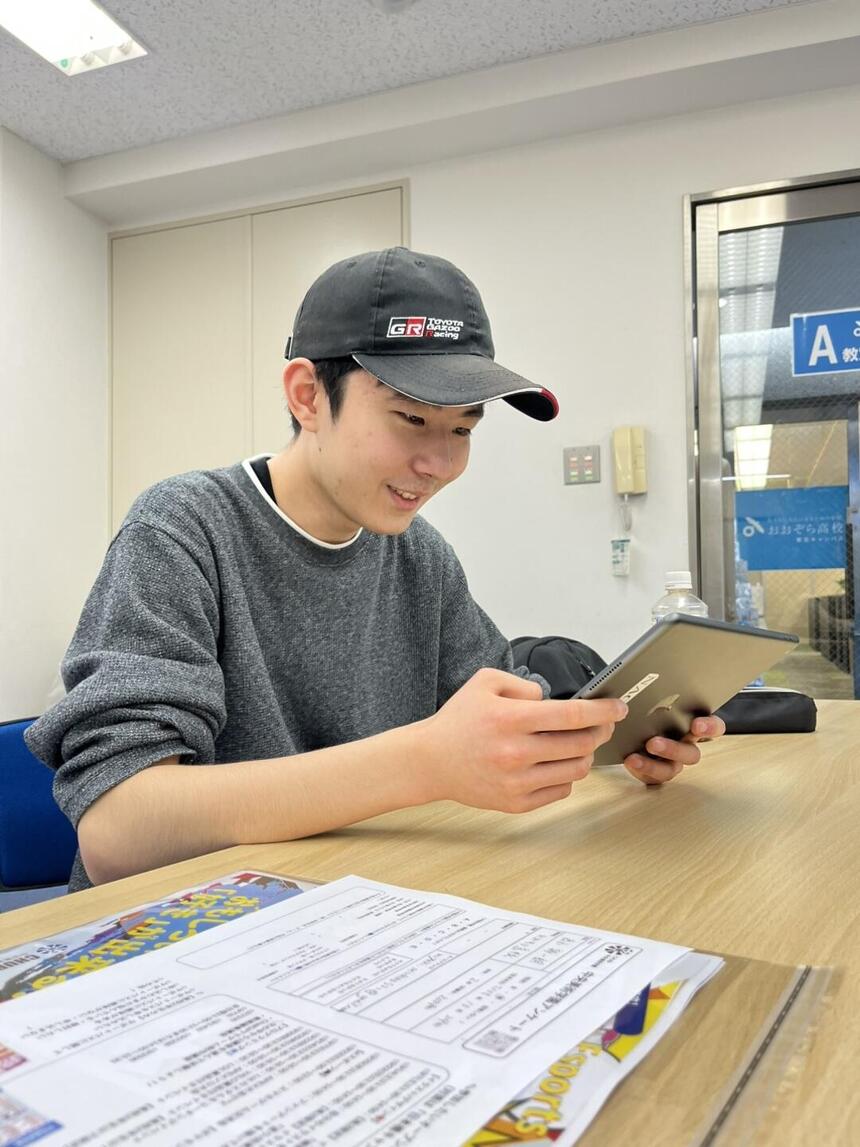 eスポーツを楽しむ高校生