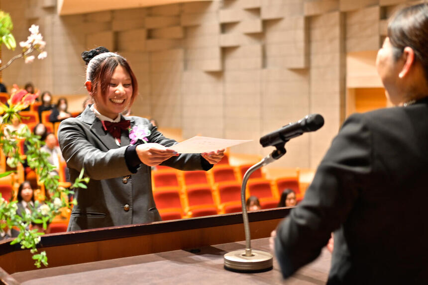 賞状を授与する卒業生