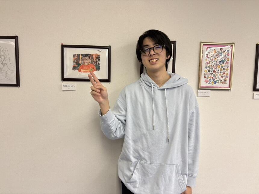 自身の作品を紹介する男子生徒