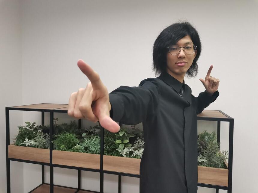 ラック前でポーズをきめている三年生生徒Mのインタビュー写真