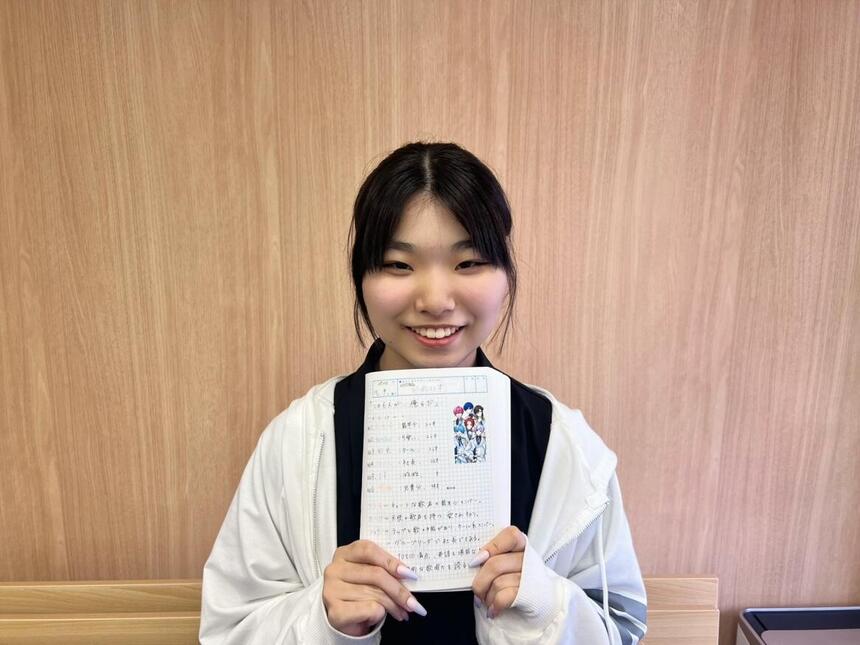 女子生徒が笑顔でみらいノート®を持っている写真