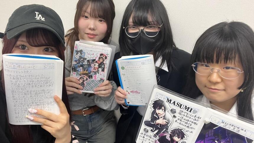 女子生徒4人が作成したみらいノート®を持って見せている様子