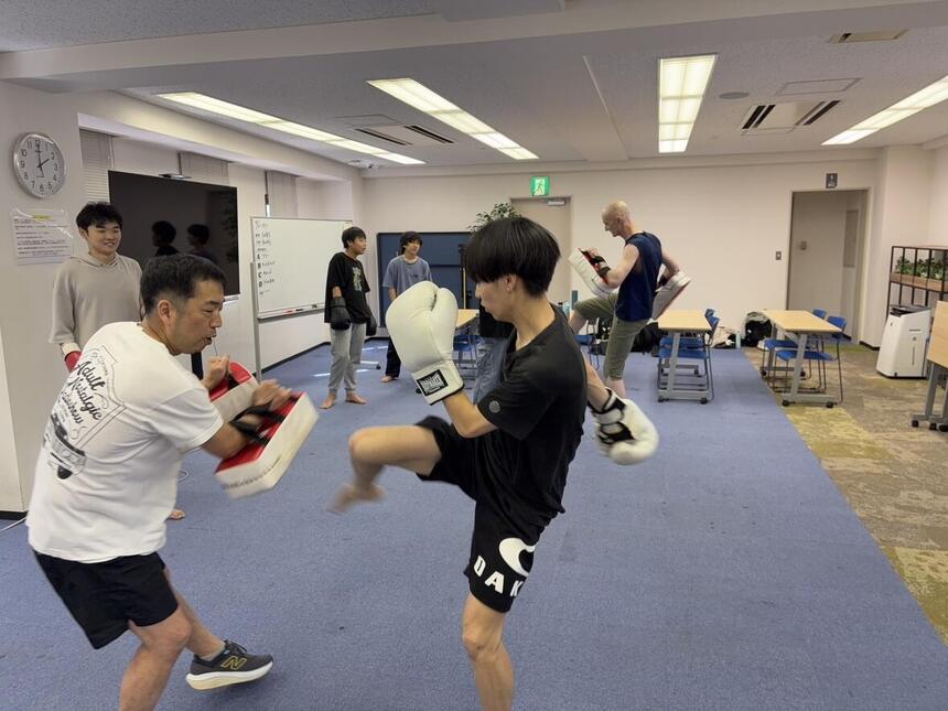 みらいの架け橋レッスンキックボクシング中のミット打ちの様子。