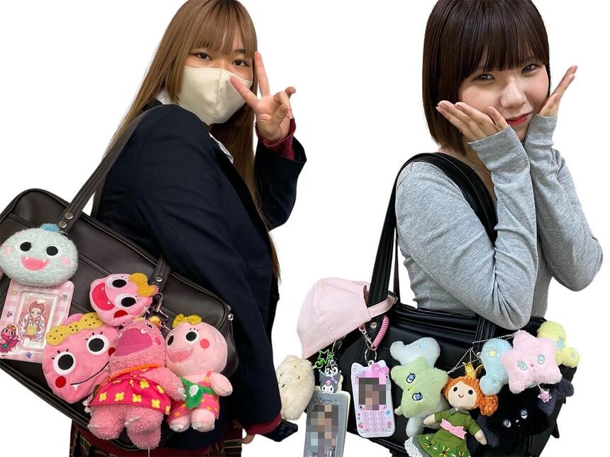 生徒が自分のバッグを肩にかけて、ピースしている写真と顔に手を当ててポーズしている写真