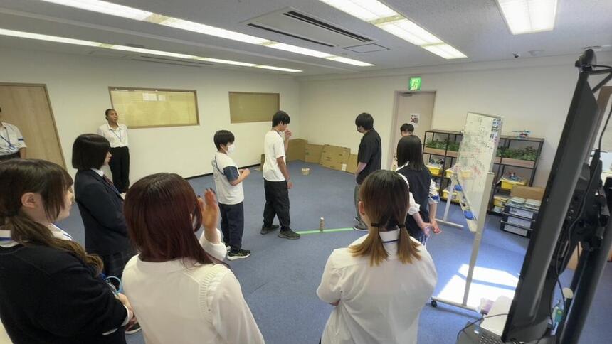中学生、在校生徒が教室で、楽しそうにモルックをする姿。