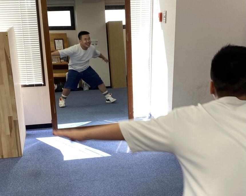 生徒が両手を広げて鏡に映っている写真