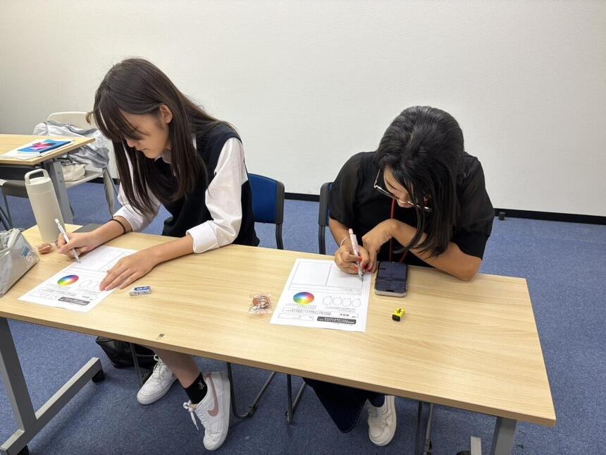 コースの時間に二人の生徒が教室で真剣に活動に取り組んでいる写真
