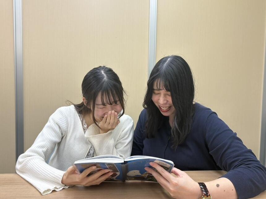 二人の女性がみらいノートを見ながら、会話する様子